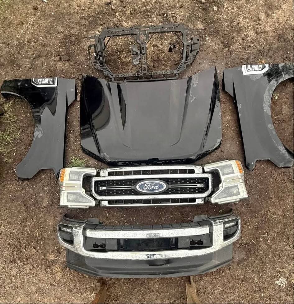 2020-2022 ford super duty front end
Professionally removed front clip for Ford super duty fits 2020 to 2022. no broken clips or plugs nothing bent really good shape comes with everything fenders, hood, grill support, grill, front bumper, wheel wells and LED headlights, fender inner liners. - Image 2