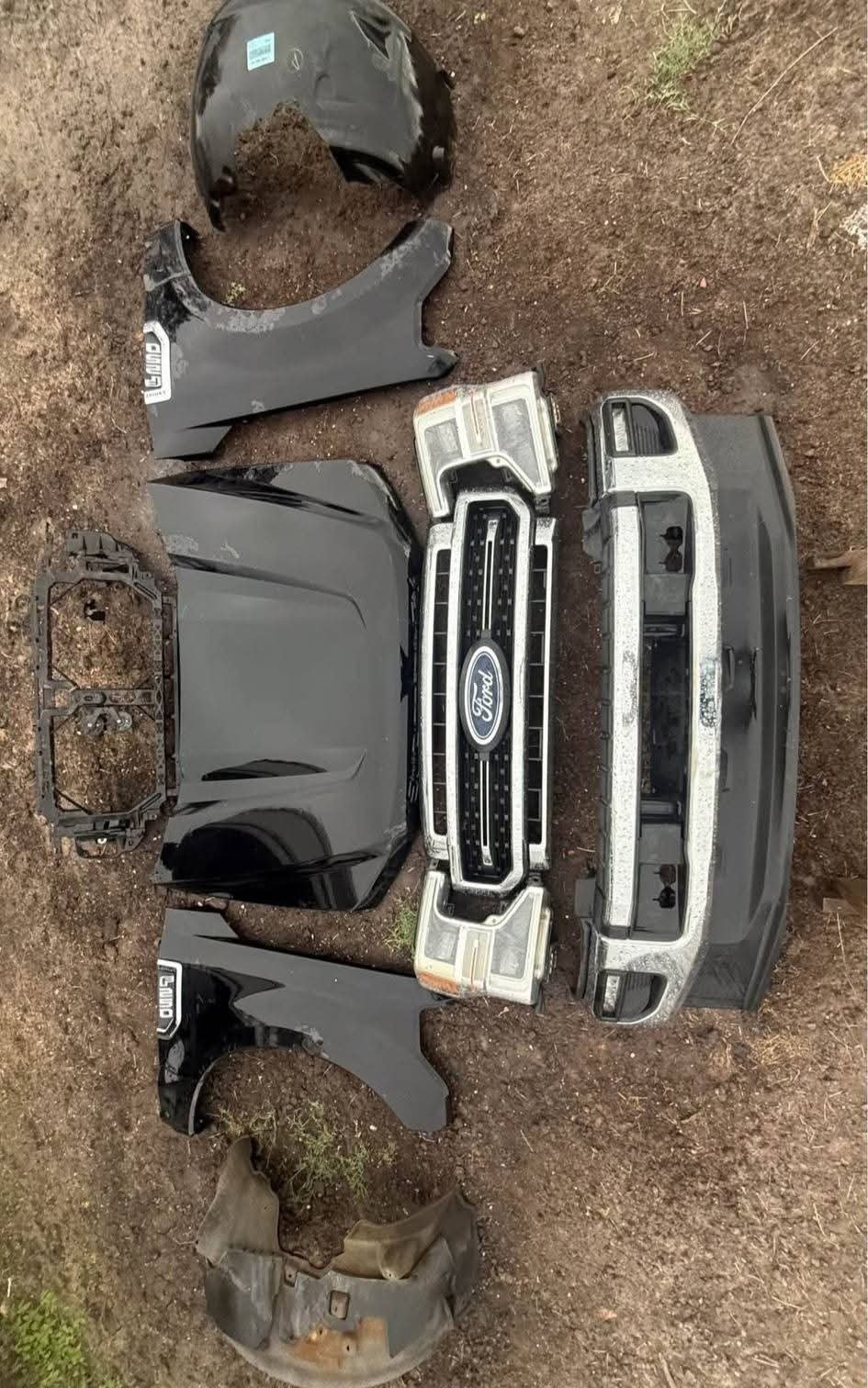 2020-2022 ford super duty front end
Professionally removed front clip for Ford super duty fits 2020 to 2022. no broken clips or plugs nothing bent really good shape comes with everything fenders, hood, grill support, grill, front bumper, wheel wells and LED headlights, fender inner liners.