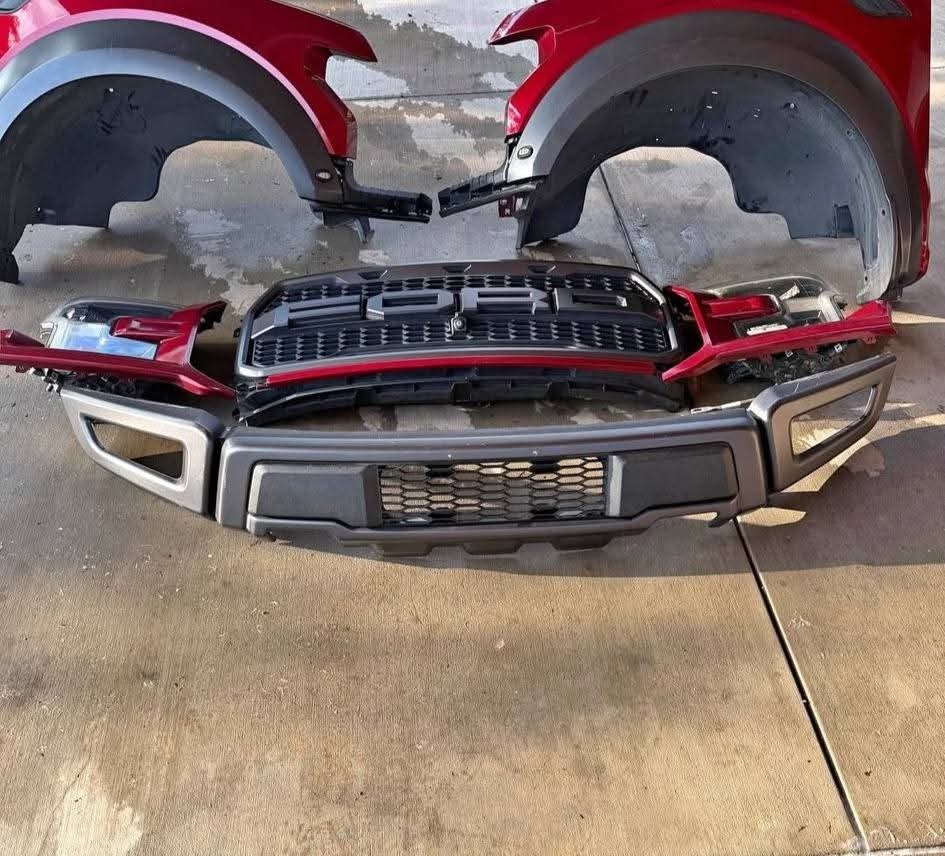 2019 Ford Raptor complete front clip 

Hood 
Front bumper 
Grille 
Headlights 
Right and left fenders 
Fender Liners 
Right and left headlight bezel trim