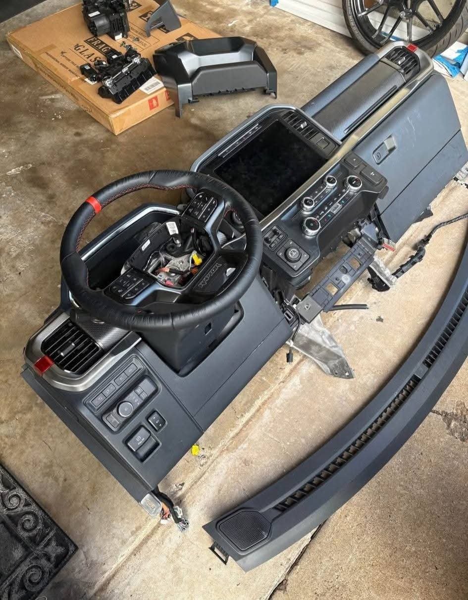 2021-2025 Ford F-150 Raptor Interior Single Cab
This interior was just detailed and is in amazing condition. This Interior Includes:
- Front Seats ✅
- Front Door Panels ✅
- Complete Center Console ✅
- Complete Dashboard ✅
Seats have no tips or tears. The Interior is just very dusty due to storage. - Image 3
