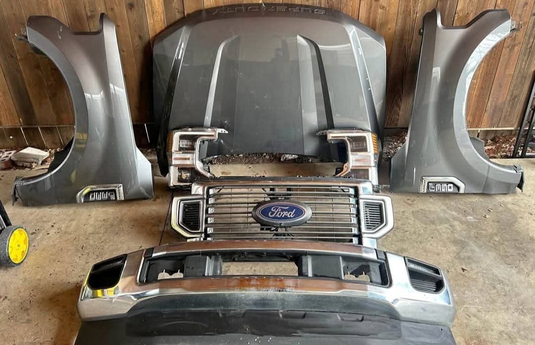2020-2022 Ford f250 front clip
Full Ford front clip
– Hood
– Headlights
– fenders
– grille
– Front bumper