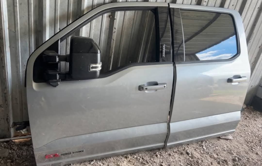 2023-2026 F250 F350 F450 F550 complete right and Left side doors
All four doors are in excellent pristine condition with no damages, scratches or dents on them