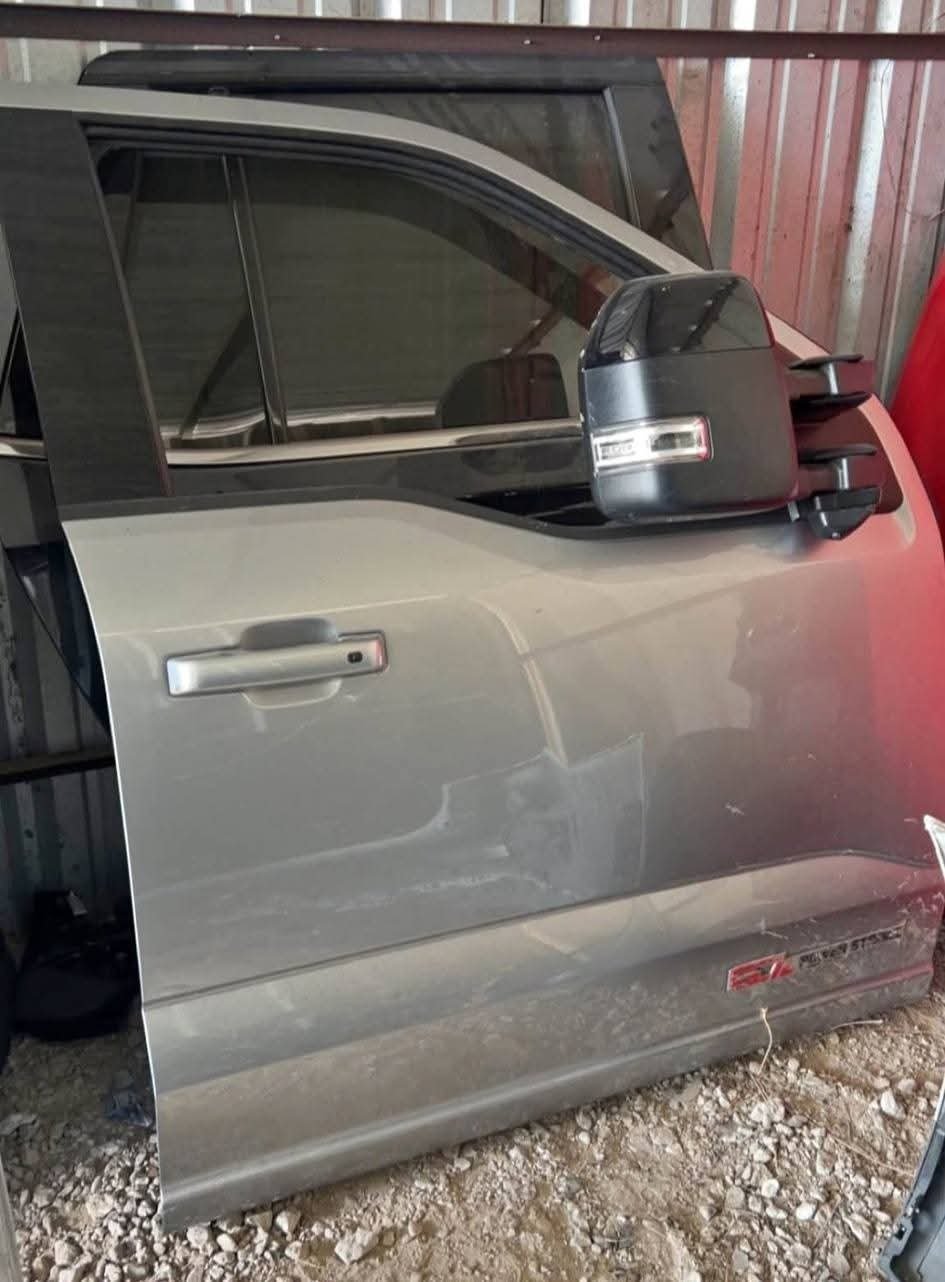 2023-2026 F250 F350 F450 F550 right side doors
Both doors are in excellent pristine condition with no damages, scratches or dents on them