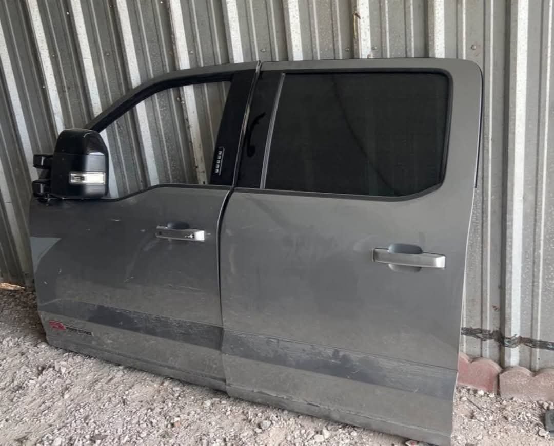 2023-2026 F250 F350 F450 F550 Left side doors
Both doors are in excellent pristine condition with no damages, scratches or dents on them