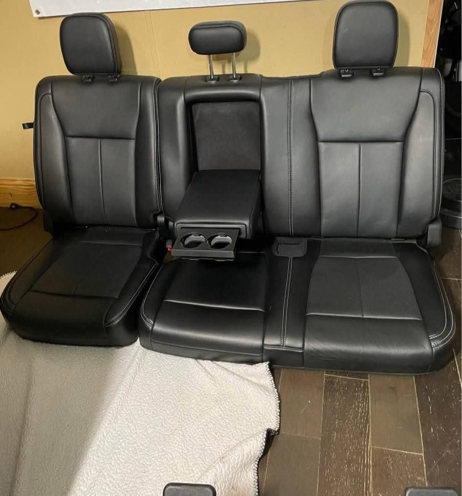 2020 2021 2022 Ford F-150 F-250 Platinum Lariat Black Leather seats Interior with Center console
Compatible For Ford F-150 F-250 F-35/450
2018-2019-2020-2021-2022!
Comes With Seats,Console and panels!
As is in pictures Clean Interior No Rips No Tears - Image 10