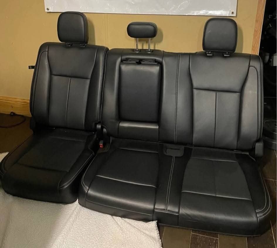 2020 2021 2022 Ford F-150 F-250 Platinum Lariat Black Leather seats Interior with Center console
Compatible For Ford F-150 F-250 F-35/450
2018-2019-2020-2021-2022!
Comes With Seats,Console and panels!
As is in pictures Clean Interior No Rips No Tears - Image 3