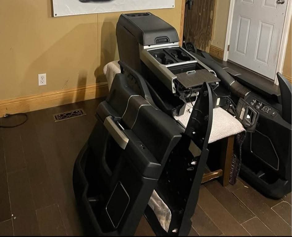 2020 2021 2022 Ford F-150 F-250 Platinum Lariat Black Leather seats Interior with Center console
Compatible For Ford F-150 F-250 F-35/450
2018-2019-2020-2021-2022!
Comes With Seats,Console and panels!
As is in pictures Clean Interior No Rips No Tears - Image 4
