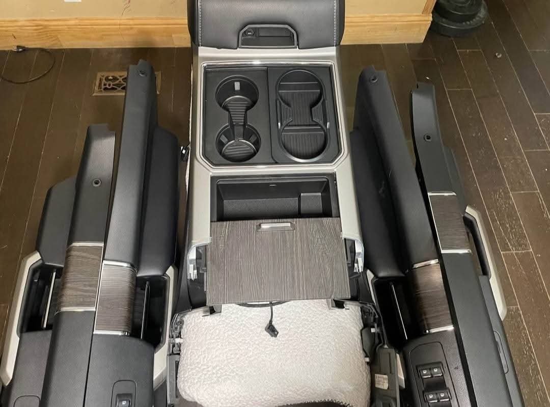 2020 2021 2022 Ford F-150 F-250 Platinum Lariat Black Leather seats Interior with Center console
Compatible For Ford F-150 F-250 F-35/450
2018-2019-2020-2021-2022!
Comes With Seats,Console and panels!
As is in pictures Clean Interior No Rips No Tears - Image 7