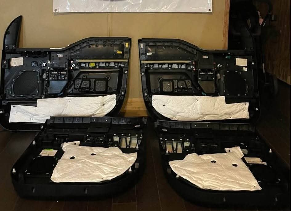 2020 2021 2022 Ford F-150 F-250 Platinum Lariat Black Leather seats Interior with Center console
Compatible For Ford F-150 F-250 F-35/450
2018-2019-2020-2021-2022!
Comes With Seats,Console and panels!
As is in pictures Clean Interior No Rips No Tears - Image 5