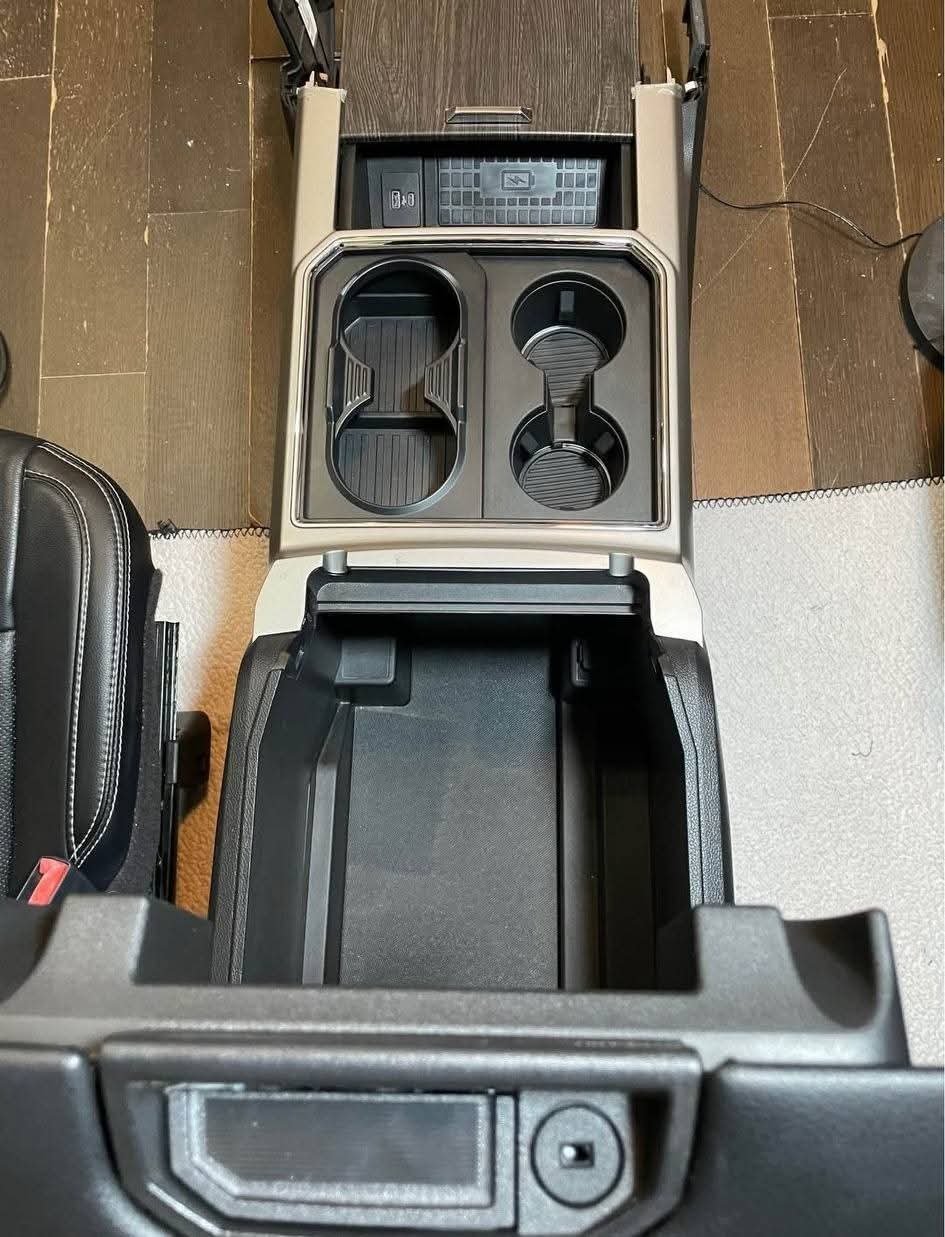 2020 2021 2022 Ford F-150 F-250 Platinum Lariat Black Leather seats Interior with Center console
Compatible For Ford F-150 F-250 F-35/450
2018-2019-2020-2021-2022!
Comes With Seats,Console and panels!
As is in pictures Clean Interior No Rips No Tears - Image 9