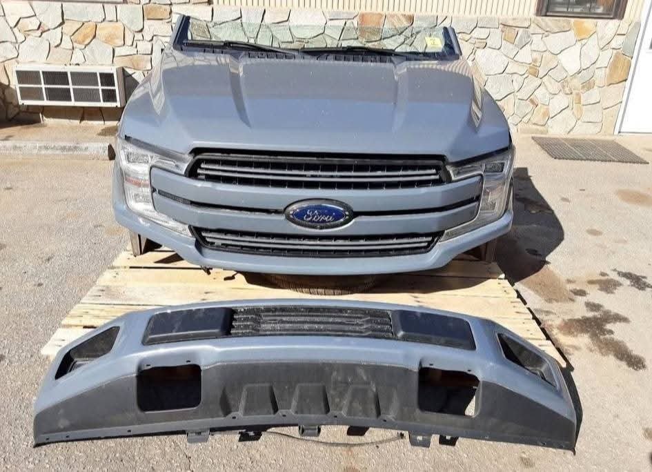2018 2019 2020 F150 LARIAT FRONT CLIP NOSE ASSEMBLY 

2018–2020 Ford F-150 Lariat Front Clip / Nose Assembly – Complete

Very nice condition front clip (nose assembly) for a 2018–2020 Ford F-150 Lariat.

Includes:

Painted front bumper W Fog lights
Wheel lip moldings
Automatic park sensors

Details:

Sold as a complete assembly exactly as pictured
Will not separate parts