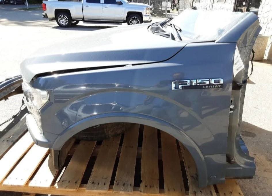 2018 2019 2020 F150 LARIAT FRONT CLIP NOSE ASSEMBLY
2018–2020 Ford F-150 Lariat Front Clip / Nose Assembly – Complete
Very nice condition front clip (nose assembly) for a 2018–2020 Ford F-150 Lariat.
Includes:
Painted front bumper W Fog lights
Wheel lip moldings
Automatic park sensors
Details:
Sold as a complete assembly exactly as pictured
Will not separate parts - Image 4