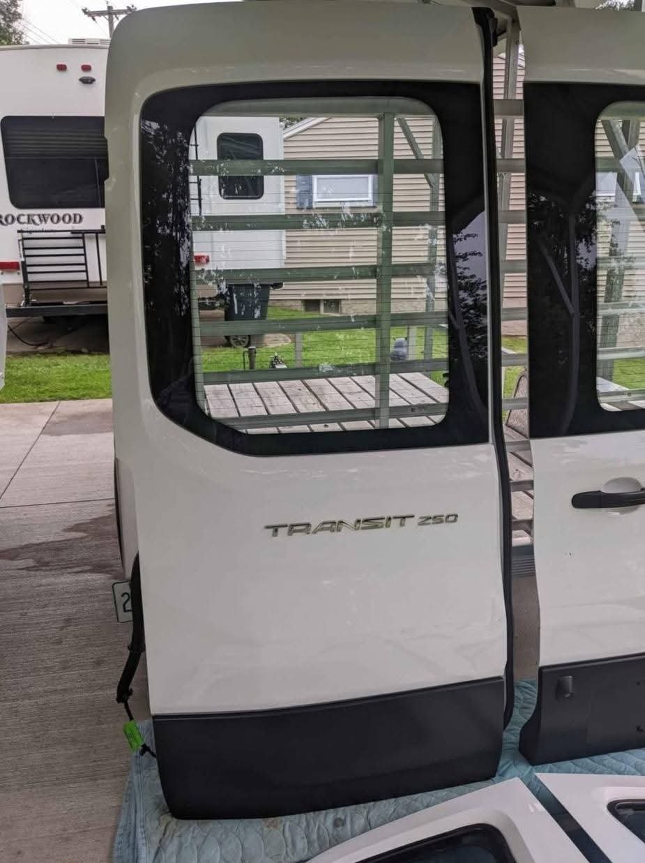 17-22 Ford Transit T150, T250, T350 front left/right side doors, hood and rear doors white OEM NICE!
Both driver and passenger front doors removed from a 2017 Ford Transit with the medium roof. These are white in color, (YZ) paint code, and are in very nice condition with no rot. Both doors are fully loaded, meaning you get the glass, interior panels, window motors, regulators. These are OEM Ford parts, not cheap aftermarket. - Image 4