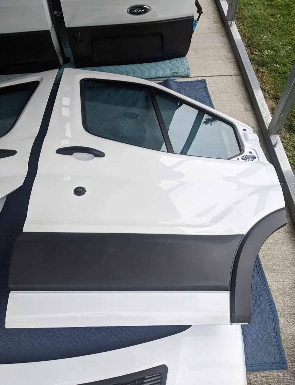 17-22 Ford Transit T150, T250, T350 front left/right side doors, hood and rear doors white OEM NICE!
Both driver and passenger front doors removed from a 2017 Ford Transit with the medium roof. These are white in color, (YZ) paint code, and are in very nice condition with no rot. Both doors are fully loaded, meaning you get the glass, interior panels, window motors, regulators. These are OEM Ford parts, not cheap aftermarket. - Image 3