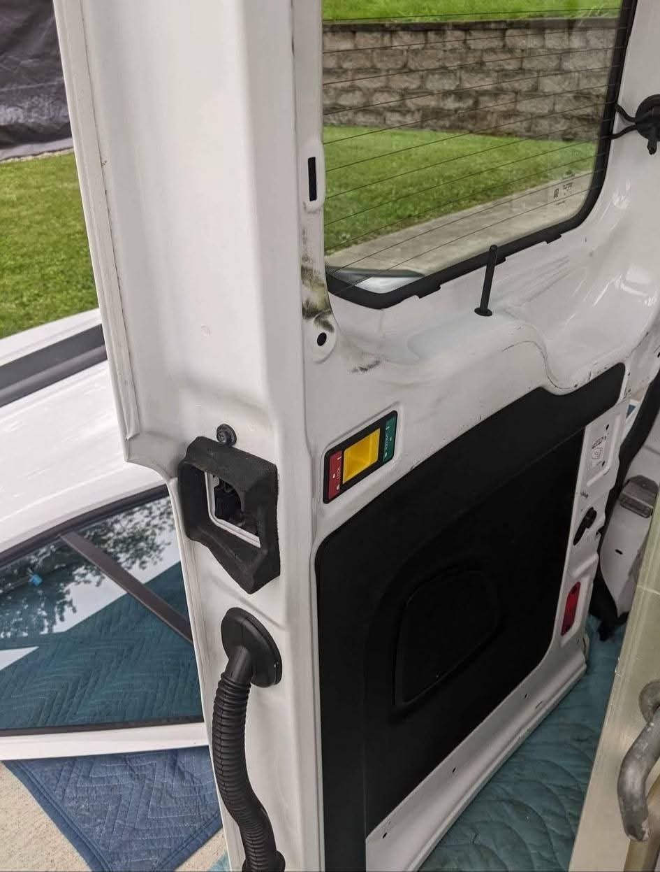 17-22 Ford Transit T150, T250, T350 front left/right side doors, hood and rear doors white OEM NICE!
Both driver and passenger front doors removed from a 2017 Ford Transit with the medium roof. These are white in color, (YZ) paint code, and are in very nice condition with no rot. Both doors are fully loaded, meaning you get the glass, interior panels, window motors, regulators. These are OEM Ford parts, not cheap aftermarket. - Image 8