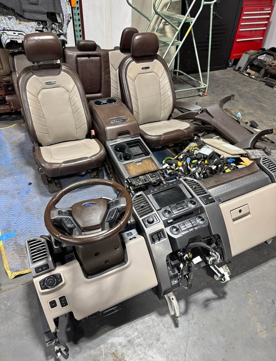 2017-2022F-250 F-350 F-450 F-550 complete Limited Interior Includes everything in the cab: modules, harnesses, dash, door panels, seats, carpet, headliner, and seat belts.
