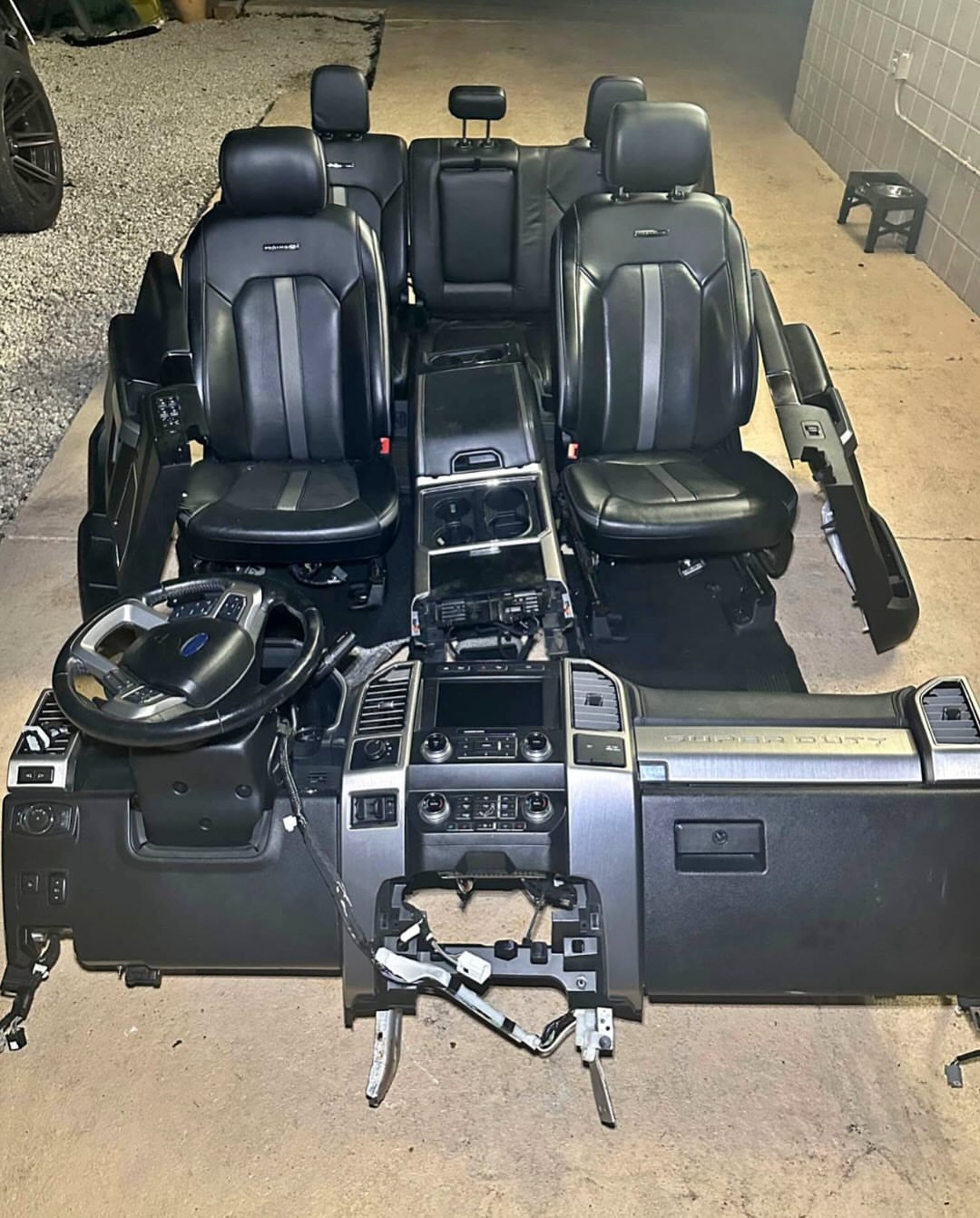 2017-2022 Complete Ford F-250 F-350 F-450 F-550 Platinum interiorpackage. Comes with all seats, center console, carpet, door panels, interior plastic trim, seat belts, and a full dashboard assembly.