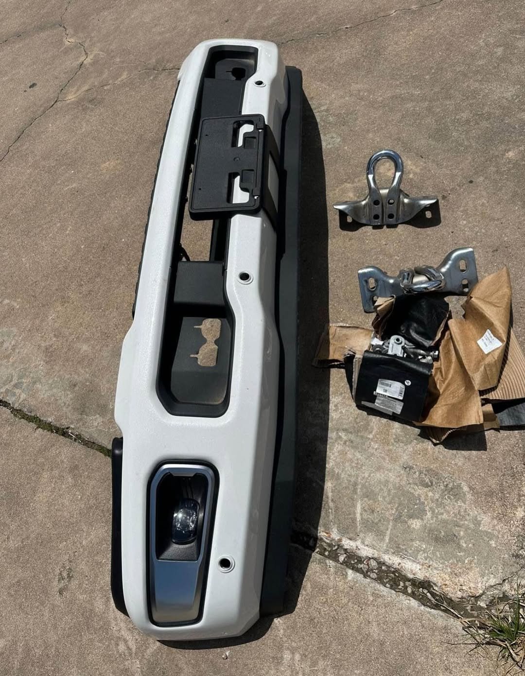 2023-2026 Ford F-250/F-350 F-450 F-550 in star White. Fresh take-off, excellent condition.