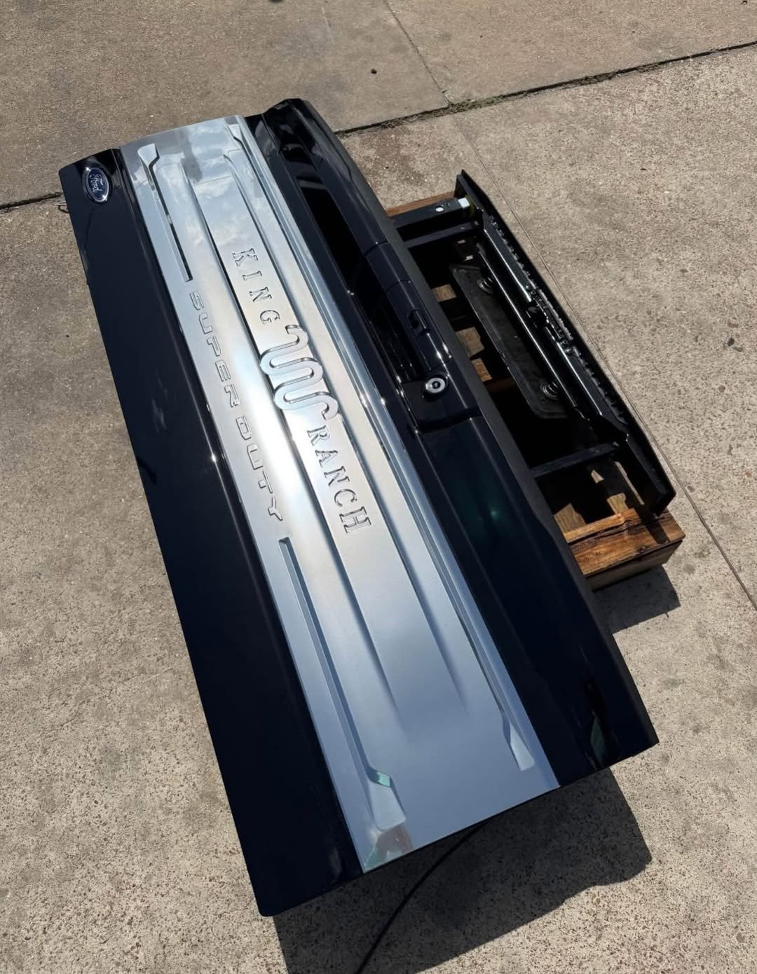 2023-2026 Ford F250 F350 F450 OEM Agate Black King Ranch tailgate Has step, camera and automatic releaseThis tailgate is in excellent condition.